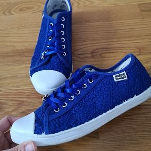 Very cute blue shoes size 6 very good condition